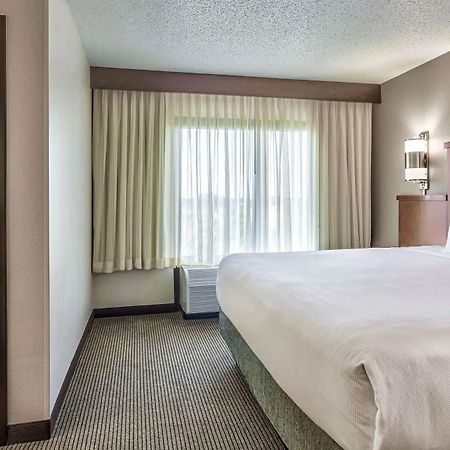 Wyndham Garden Kansas City Airport Bagian luar foto
