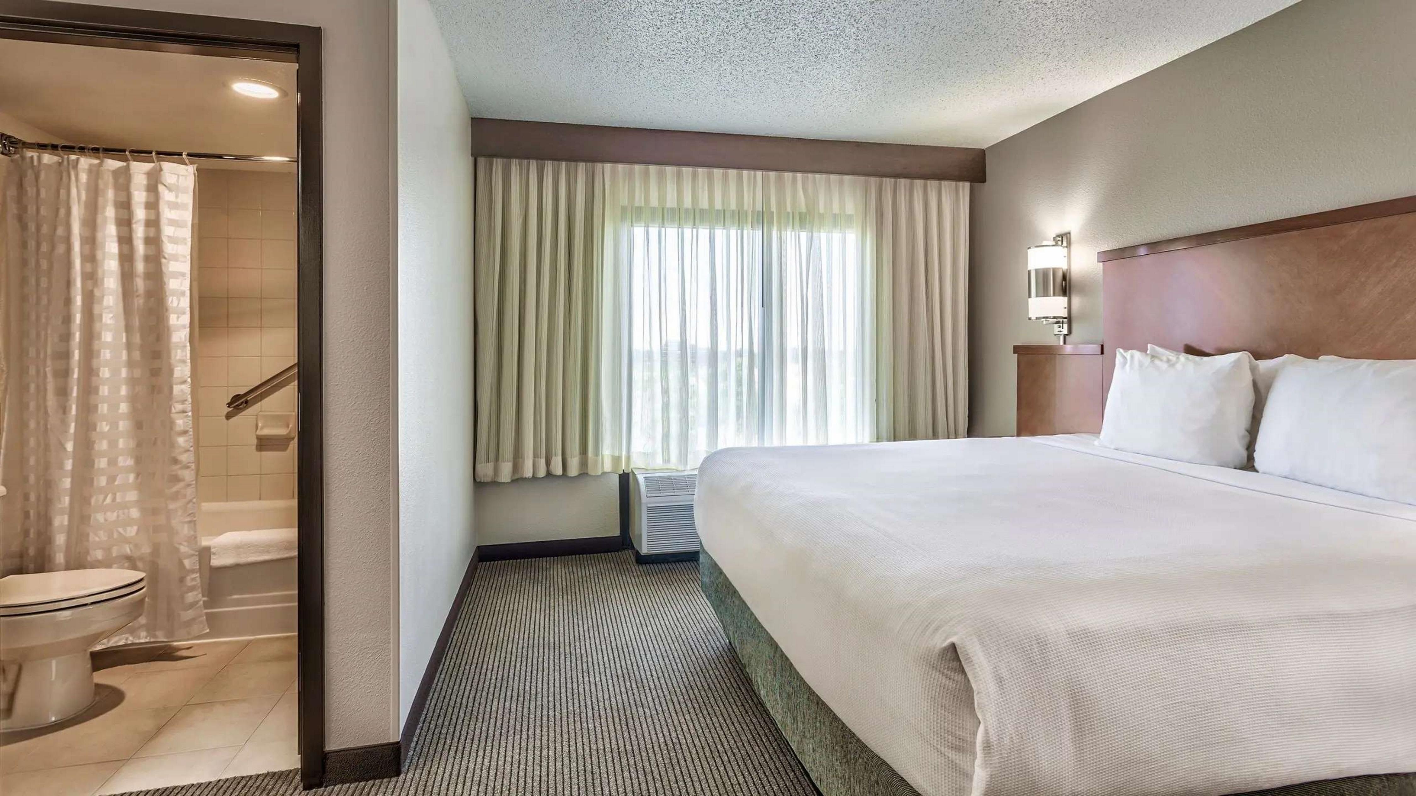 Wyndham Garden Kansas City Airport Hotel Bagian luar foto