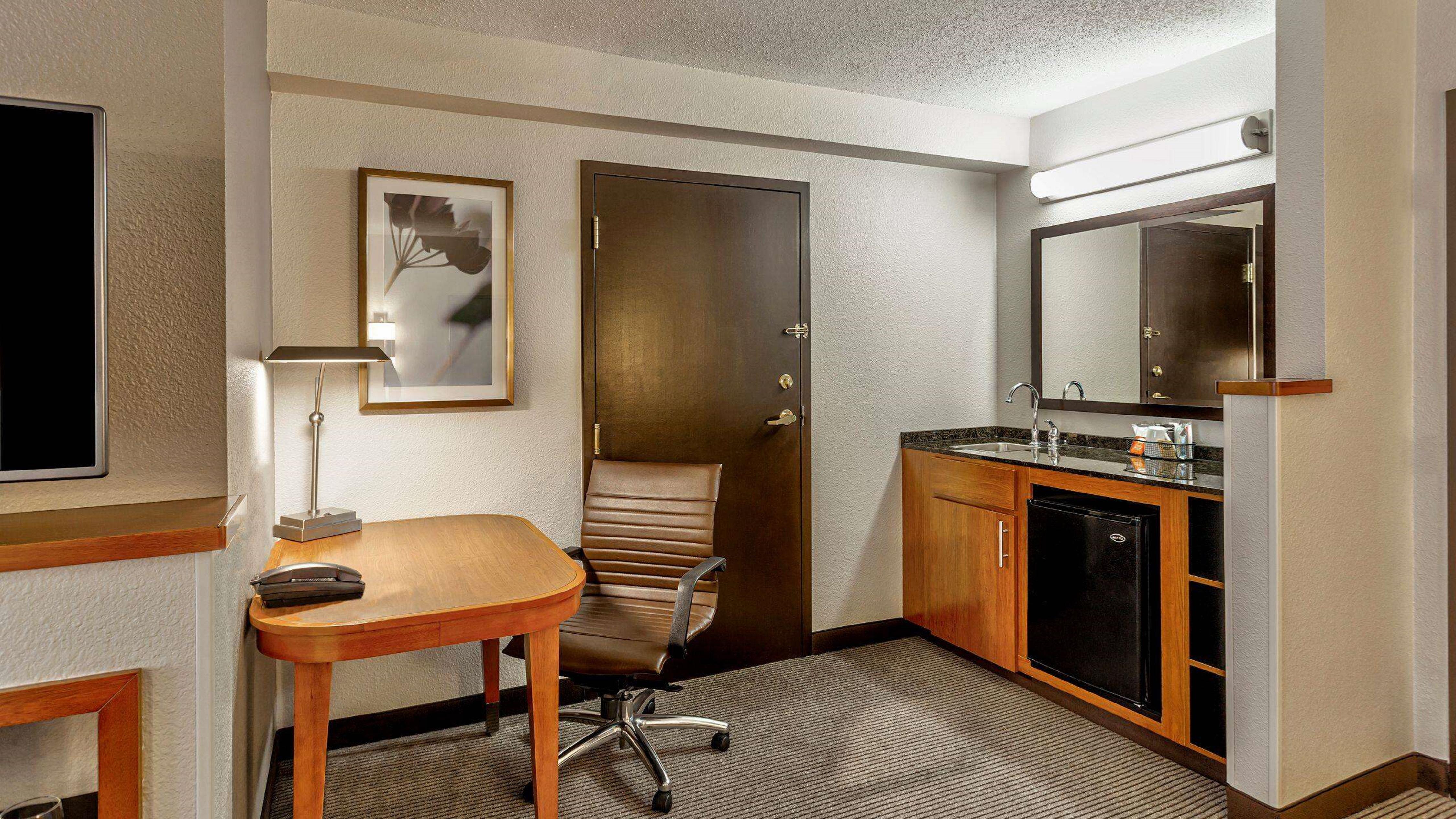 Wyndham Garden Kansas City Airport Bagian luar foto