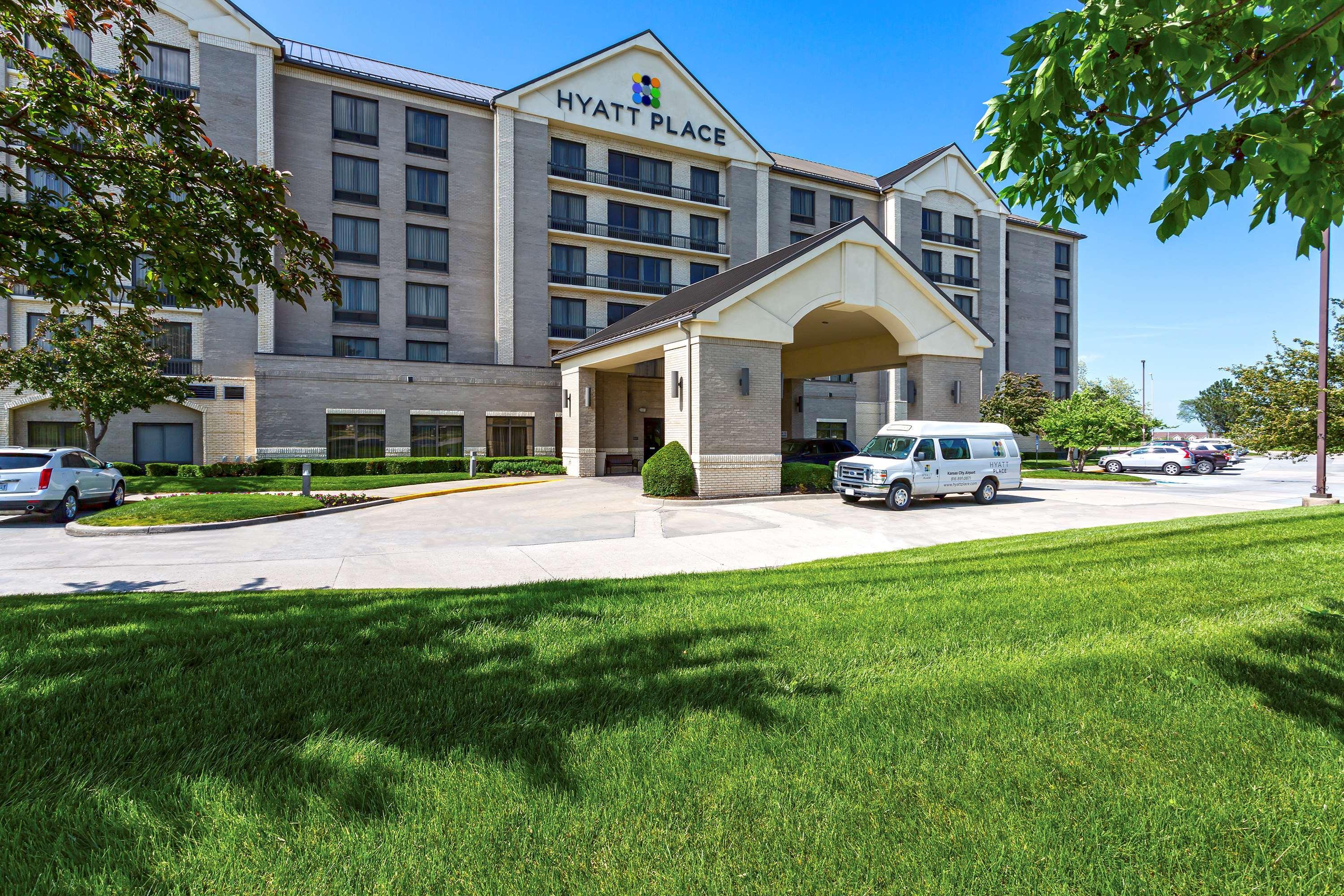 Wyndham Garden Kansas City Airport Bagian luar foto
