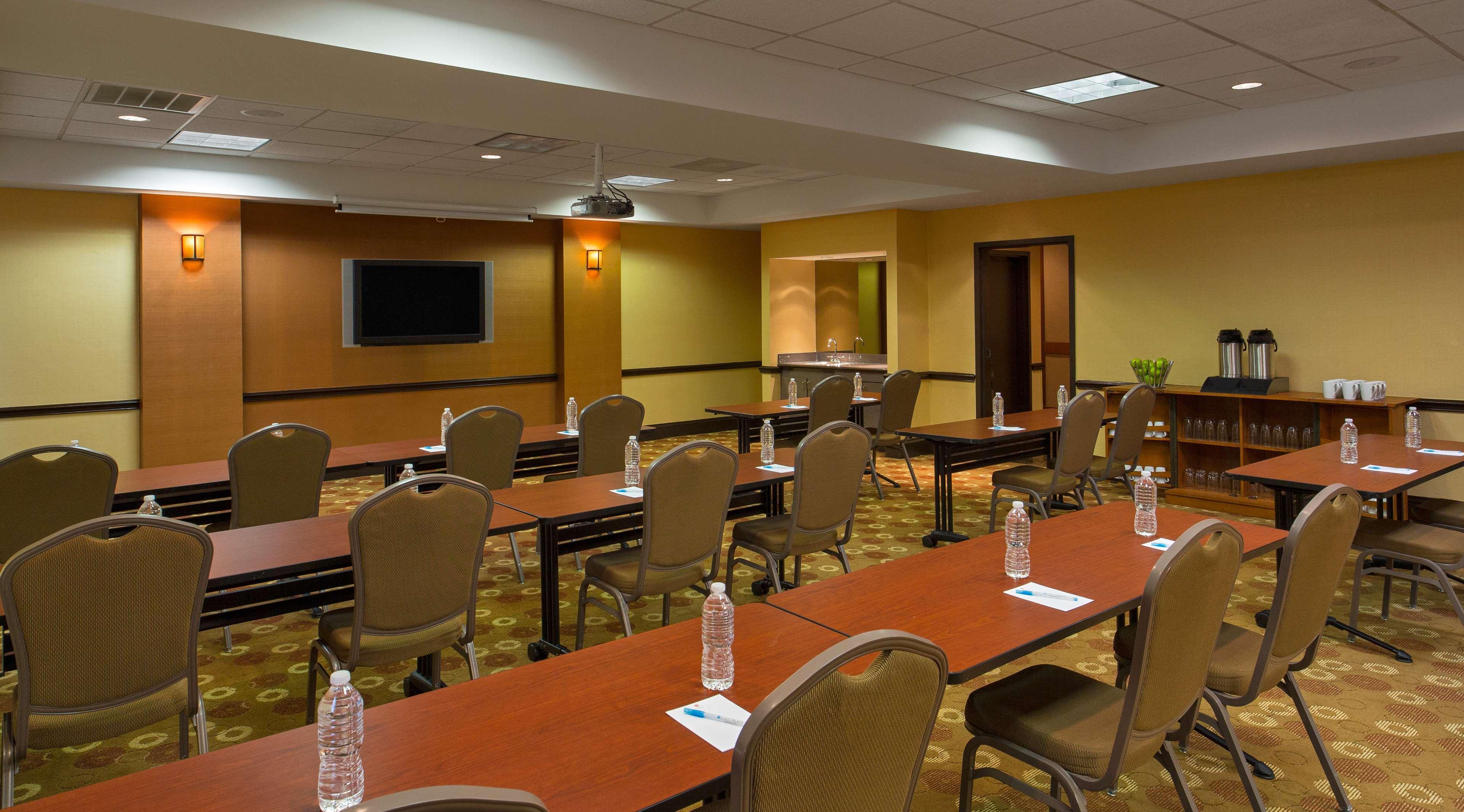 Wyndham Garden Kansas City Airport Bagian luar foto