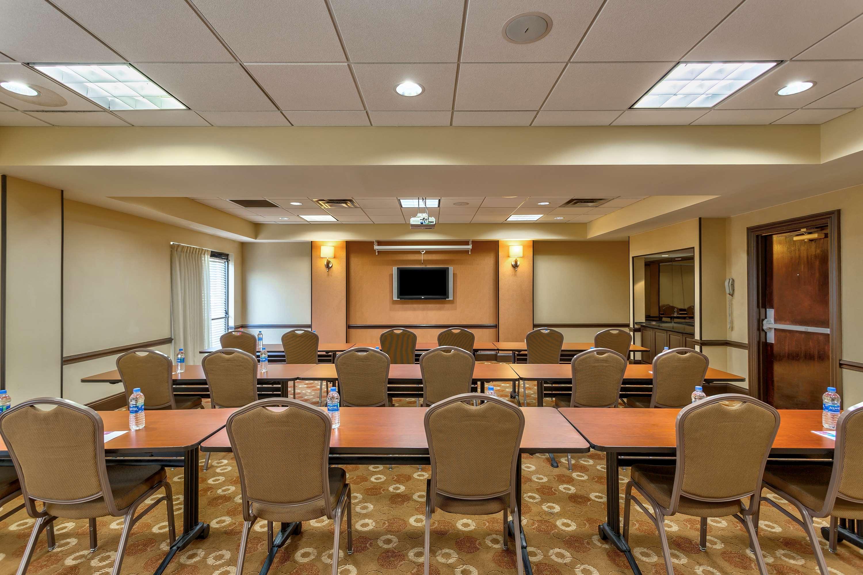 Wyndham Garden Kansas City Airport Bagian luar foto