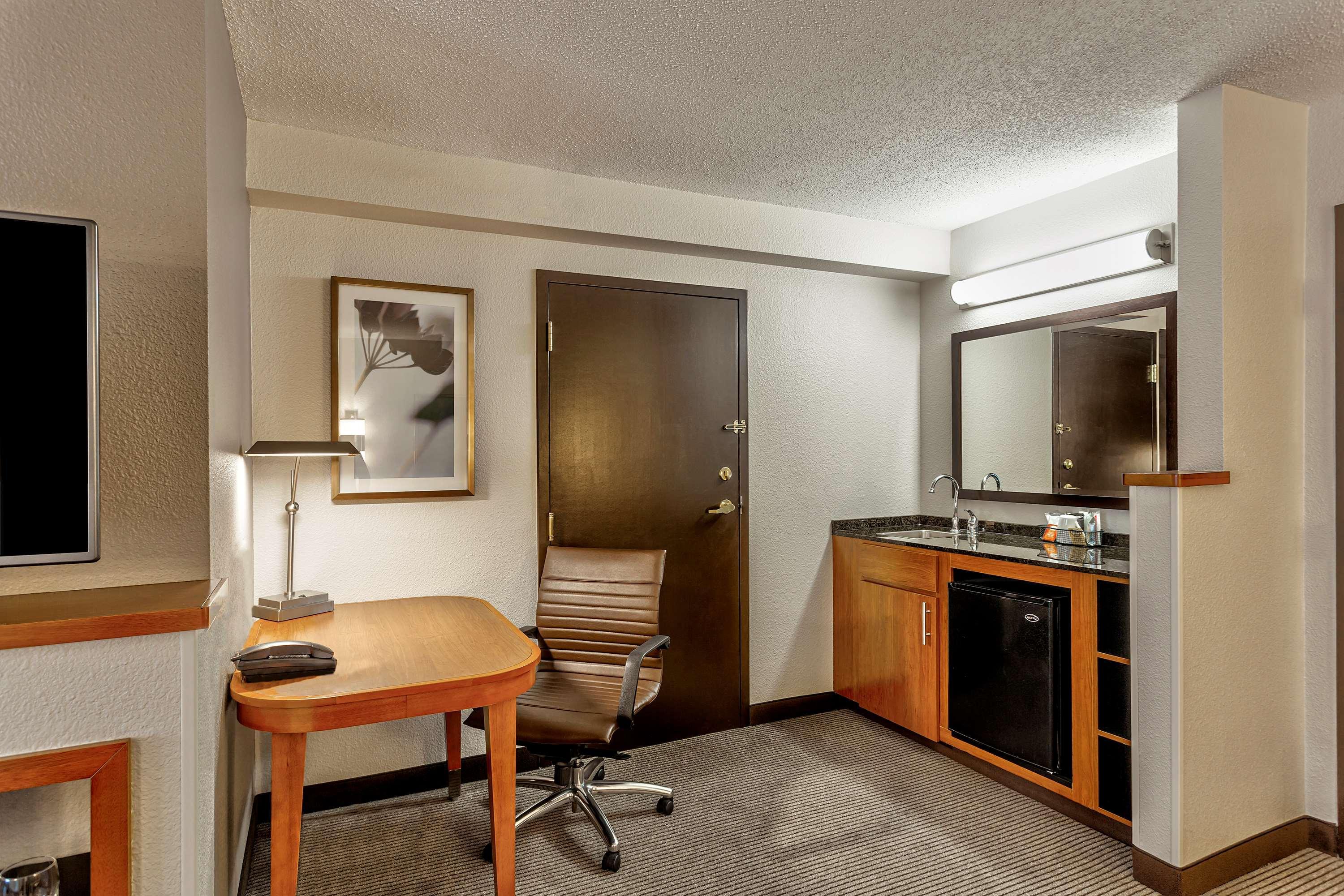Wyndham Garden Kansas City Airport Bagian luar foto