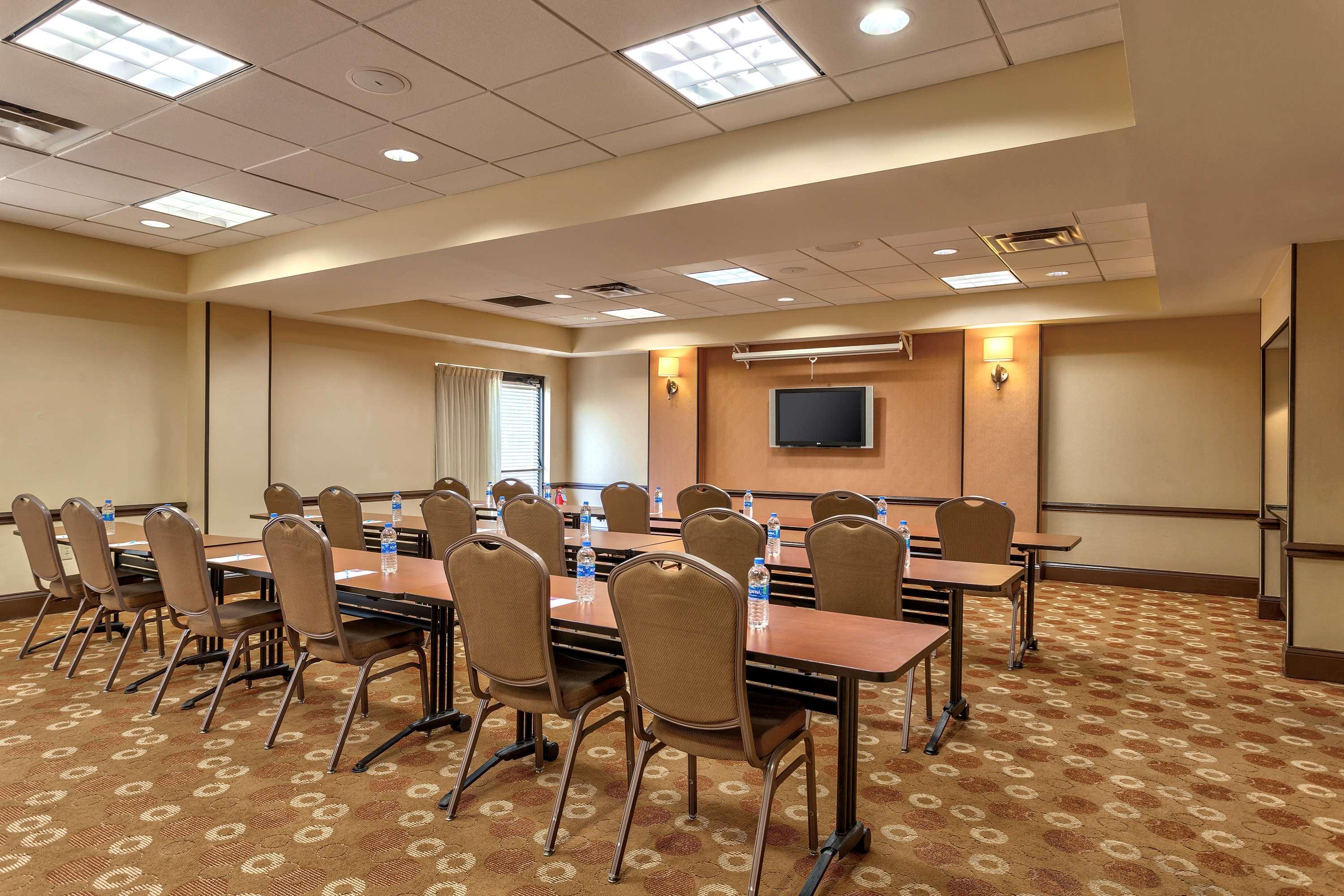 Wyndham Garden Kansas City Airport Bagian luar foto