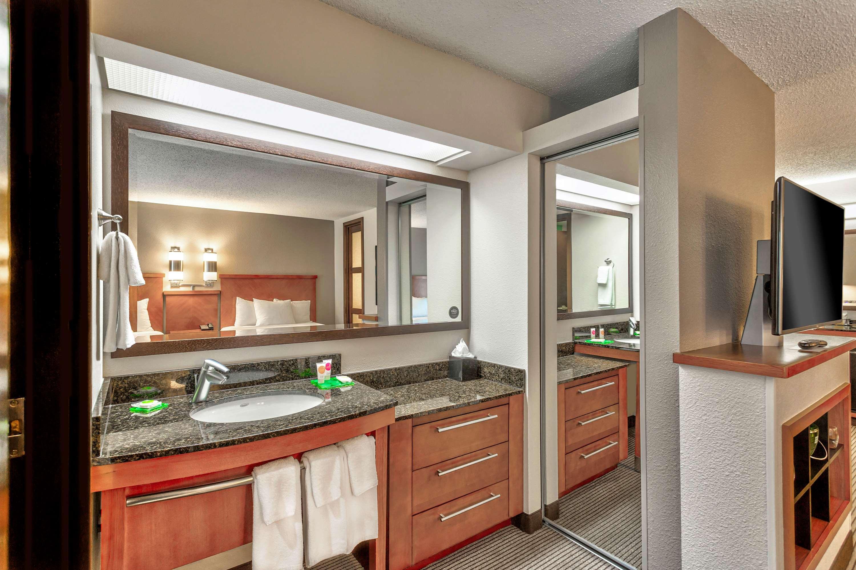 Wyndham Garden Kansas City Airport Bagian luar foto