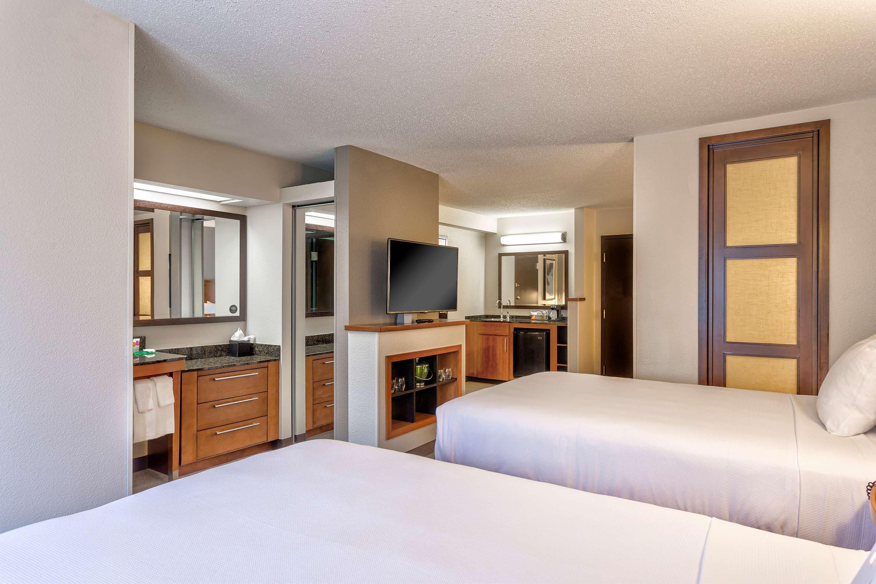 Wyndham Garden Kansas City Airport Bagian luar foto