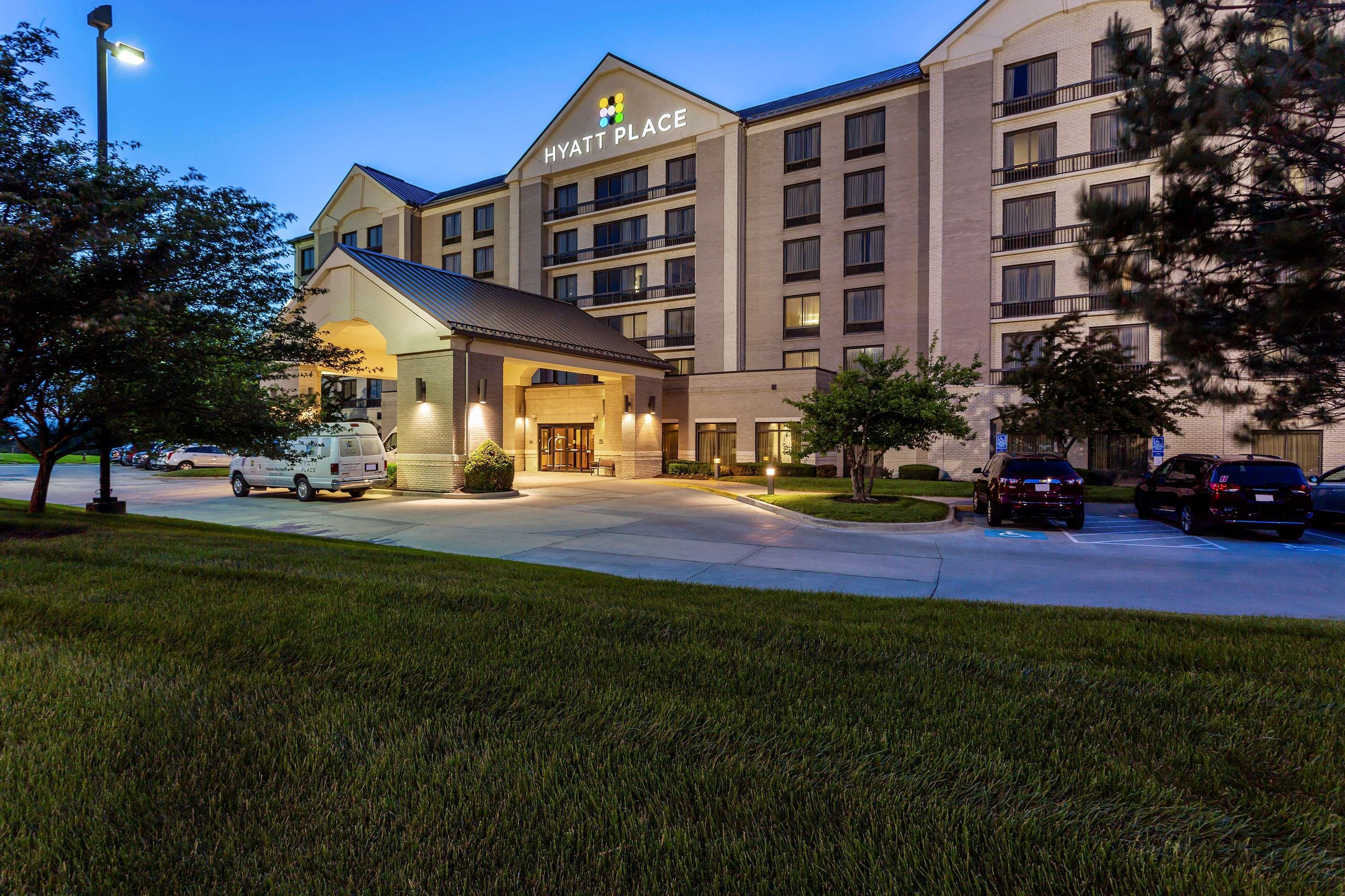 Wyndham Garden Kansas City Airport Bagian luar foto