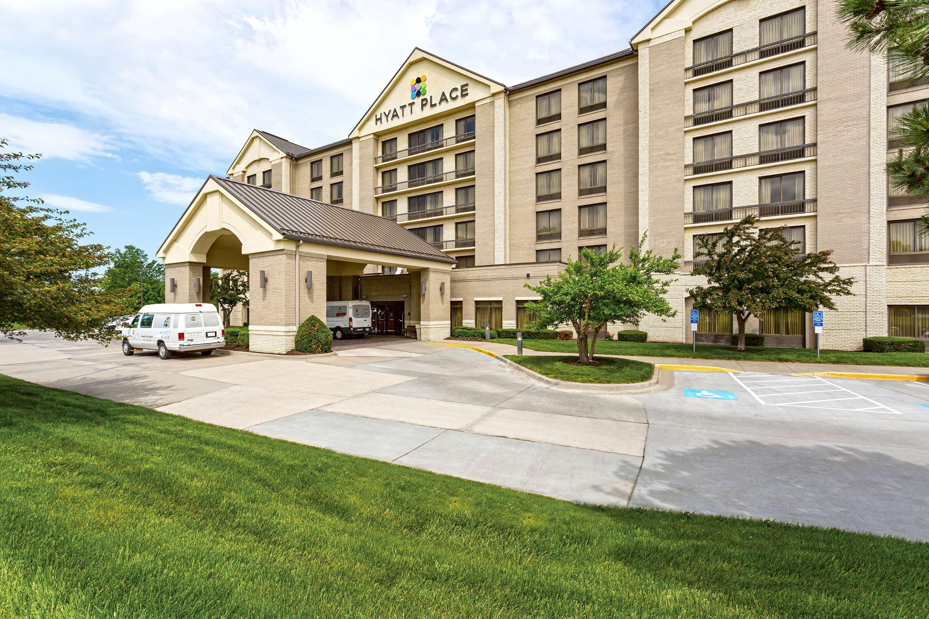 Wyndham Garden Kansas City Airport Bagian luar foto
