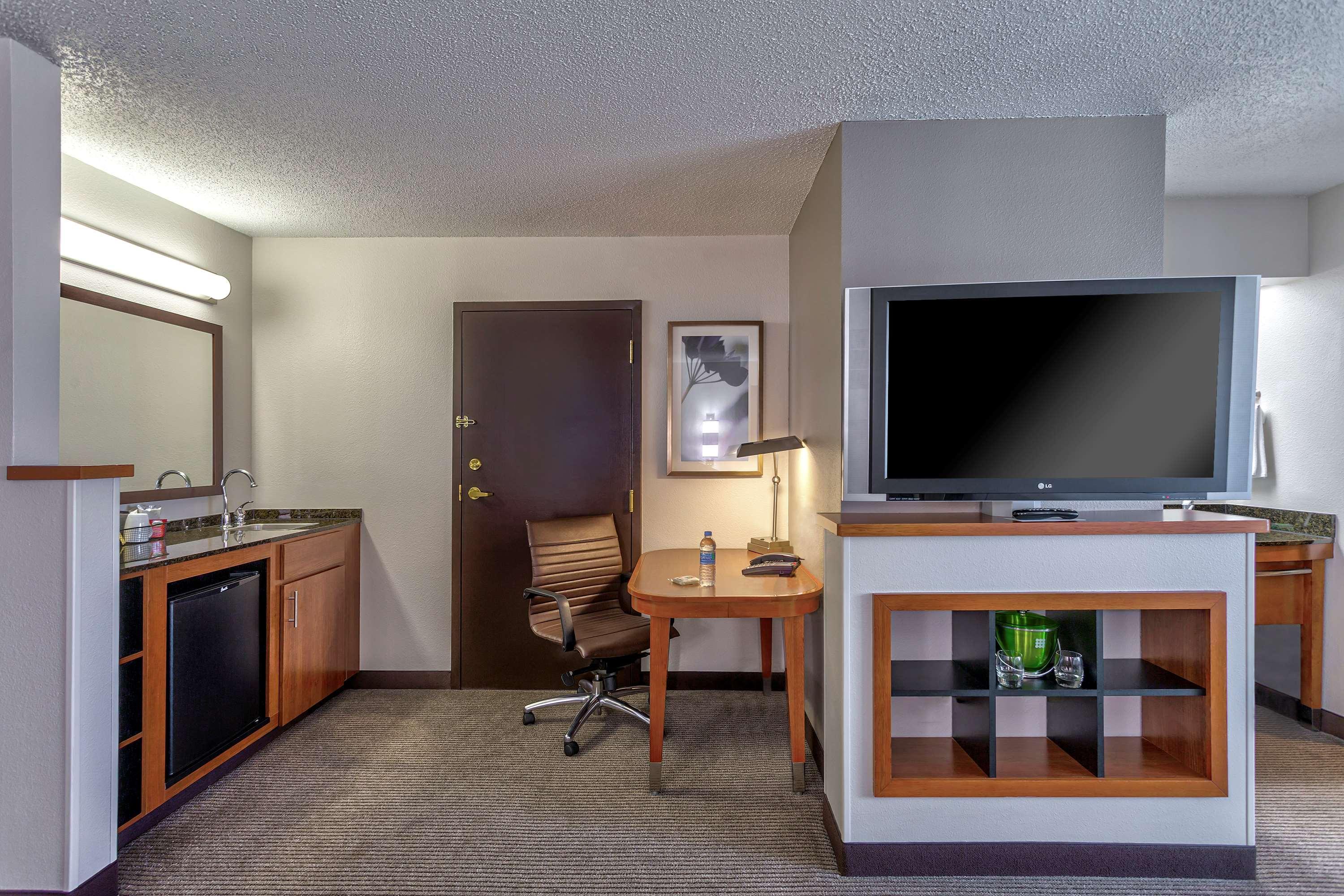 Wyndham Garden Kansas City Airport Bagian luar foto