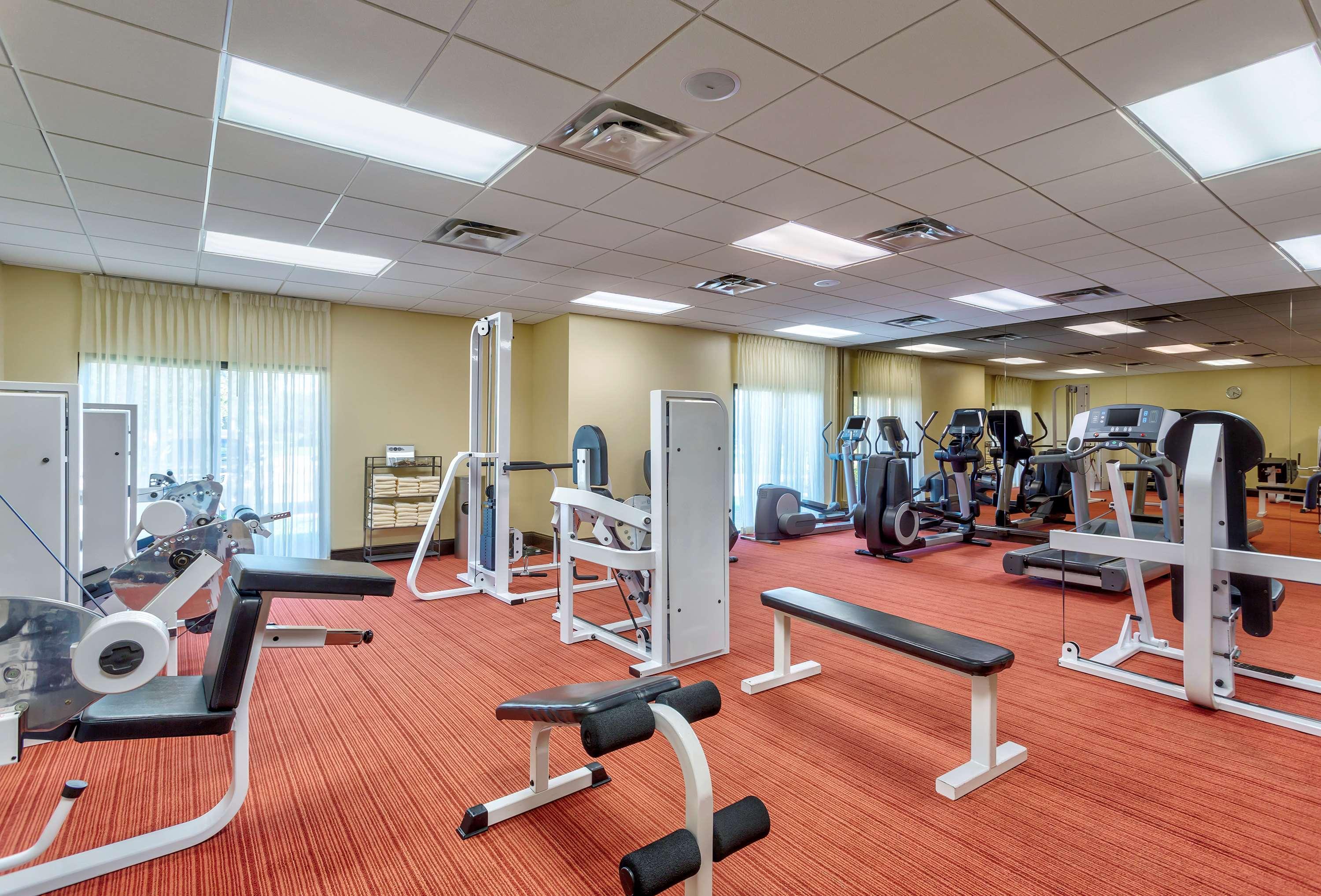 Wyndham Garden Kansas City Airport Bagian luar foto