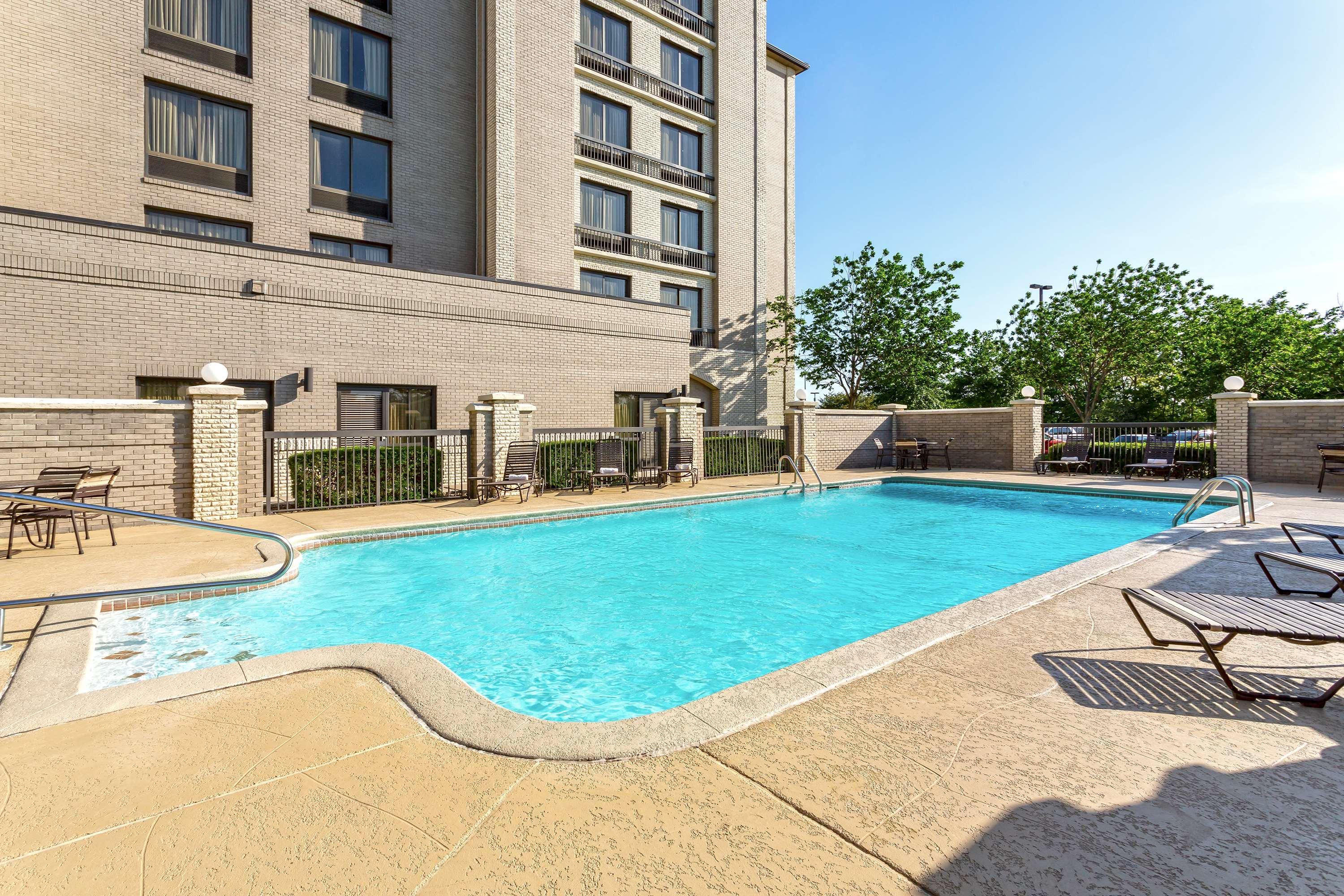 Wyndham Garden Kansas City Airport Bagian luar foto