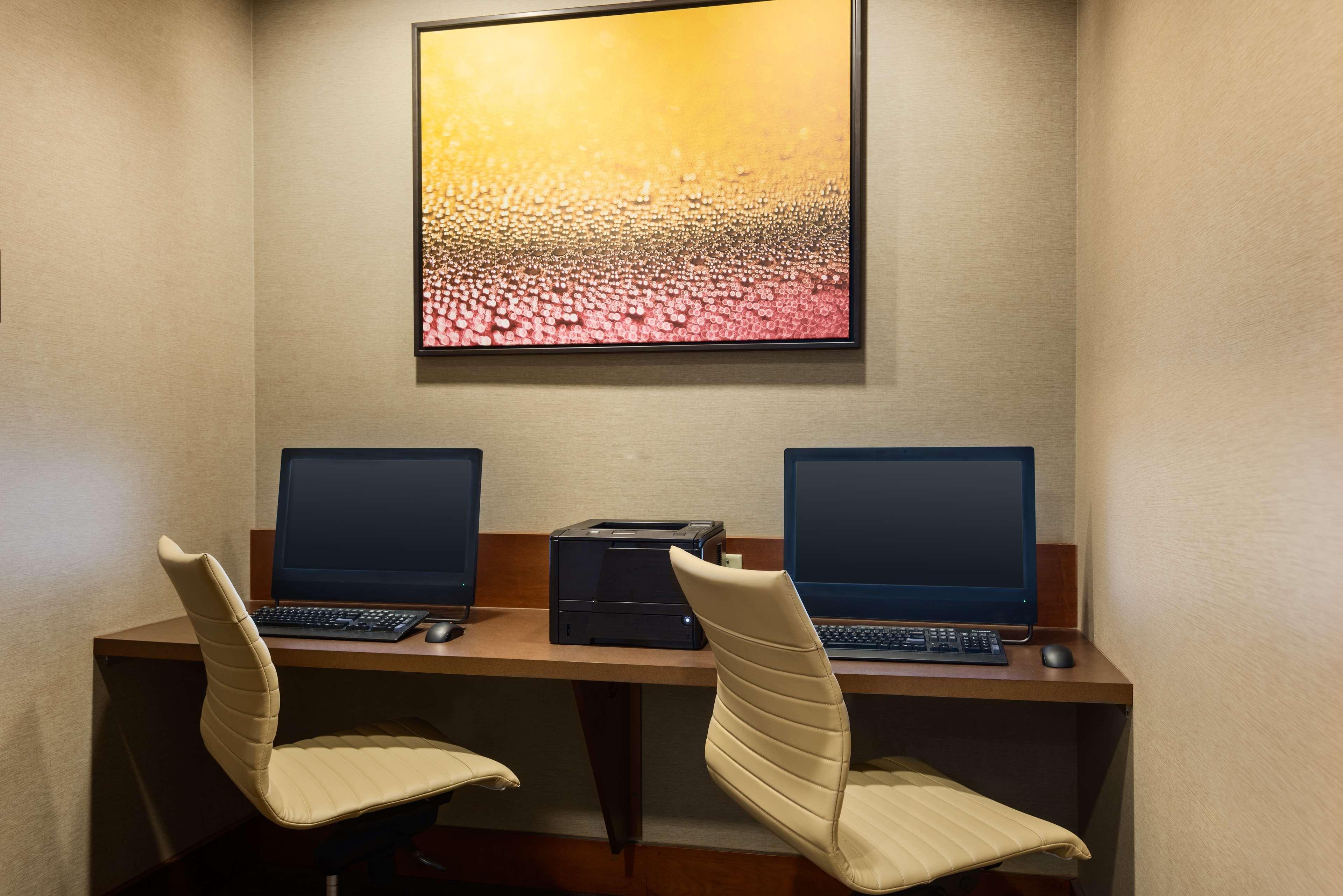 Wyndham Garden Kansas City Airport Bagian luar foto