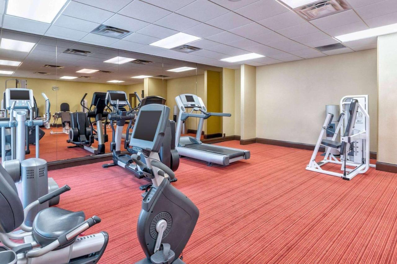 Wyndham Garden Kansas City Airport Bagian luar foto