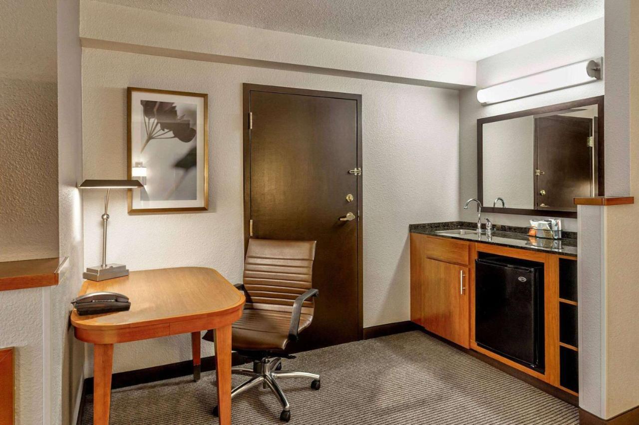 Wyndham Garden Kansas City Airport Bagian luar foto