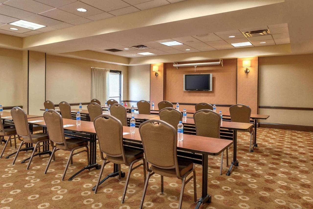 Wyndham Garden Kansas City Airport Bagian luar foto