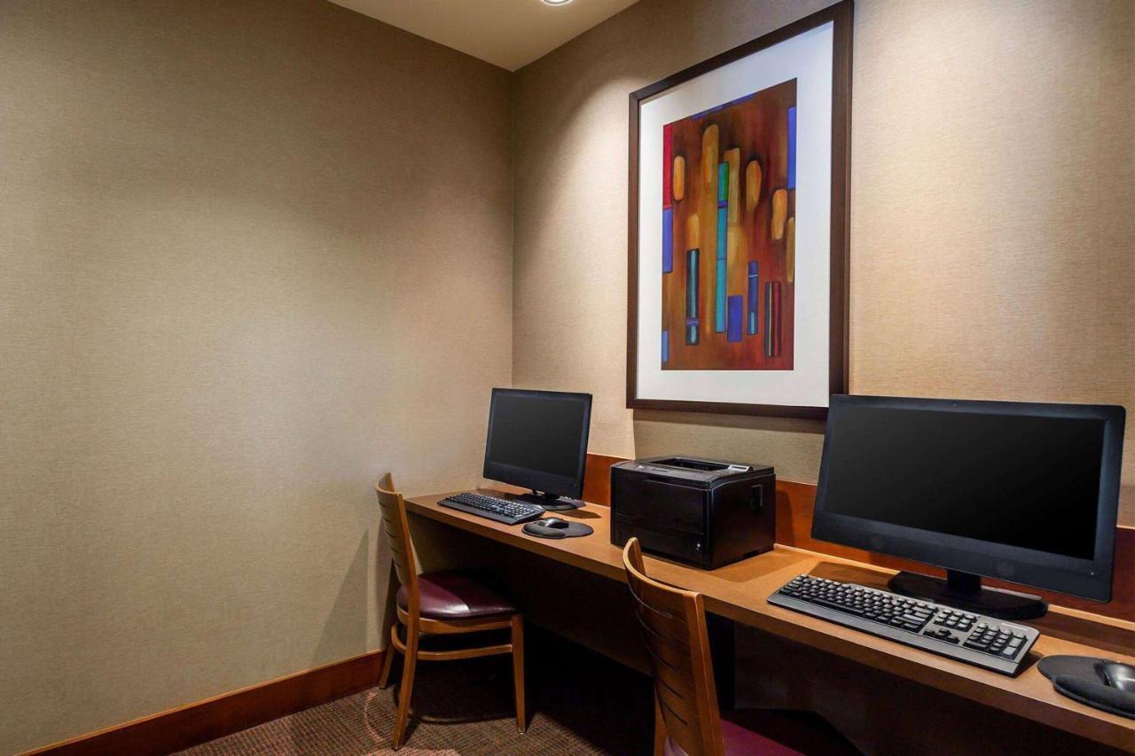 Wyndham Garden Kansas City Airport Bagian luar foto