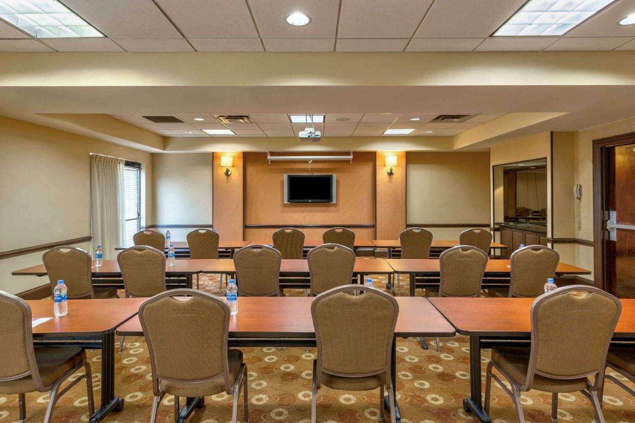 Wyndham Garden Kansas City Airport Bagian luar foto