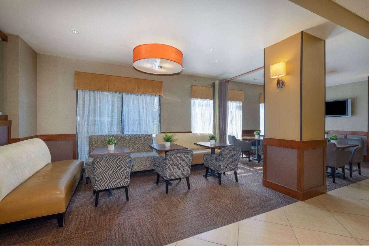 Wyndham Garden Kansas City Airport Bagian luar foto