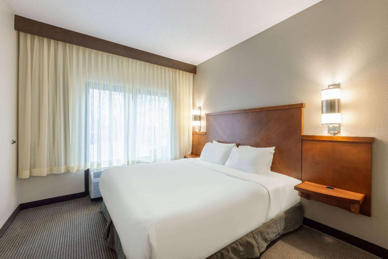 Wyndham Garden Kansas City Airport Bagian luar foto