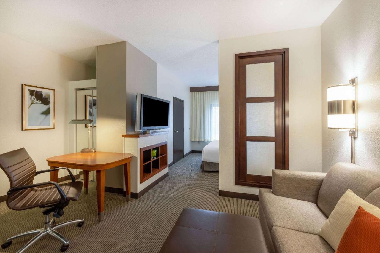 Wyndham Garden Kansas City Airport Bagian luar foto