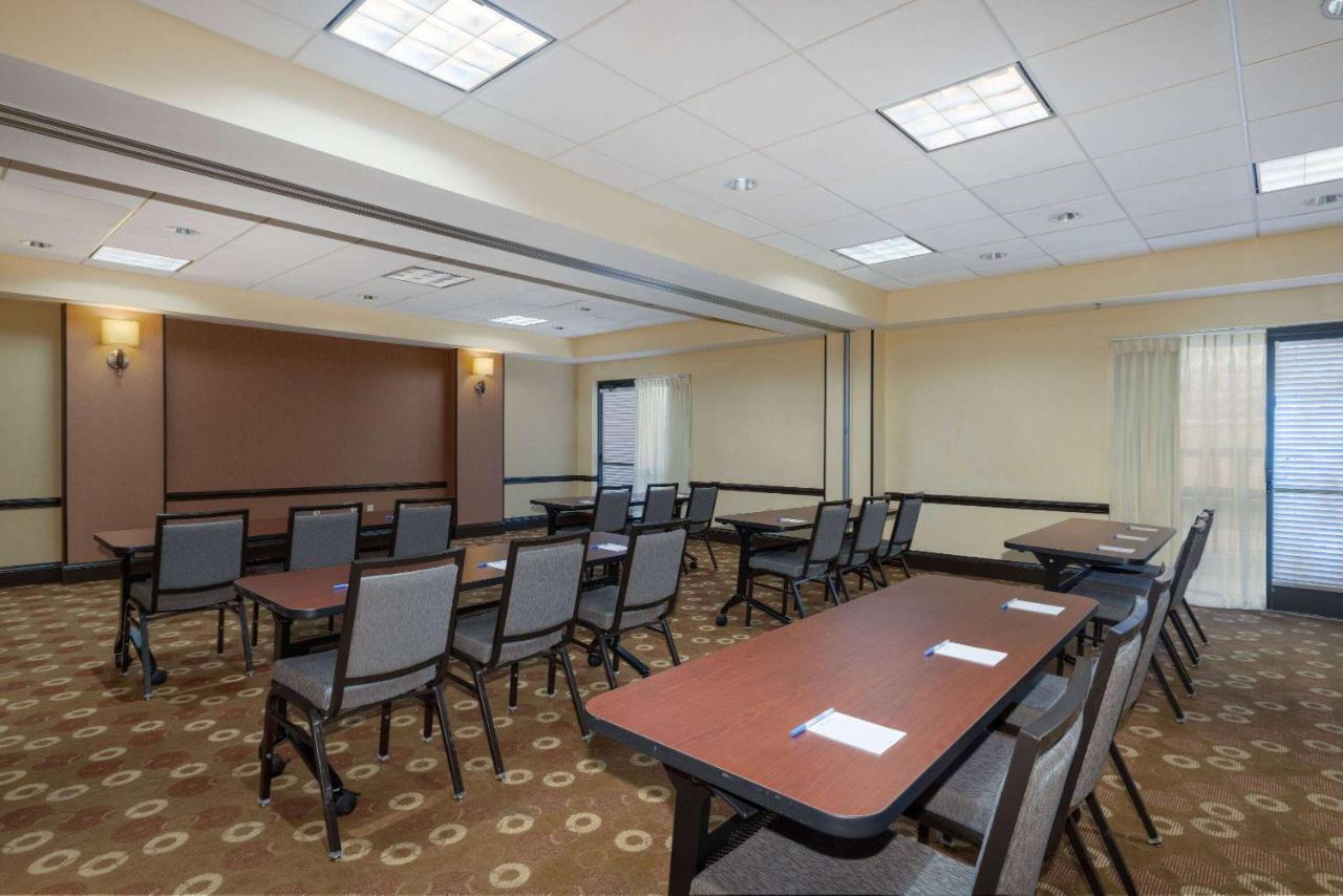 Wyndham Garden Kansas City Airport Bagian luar foto