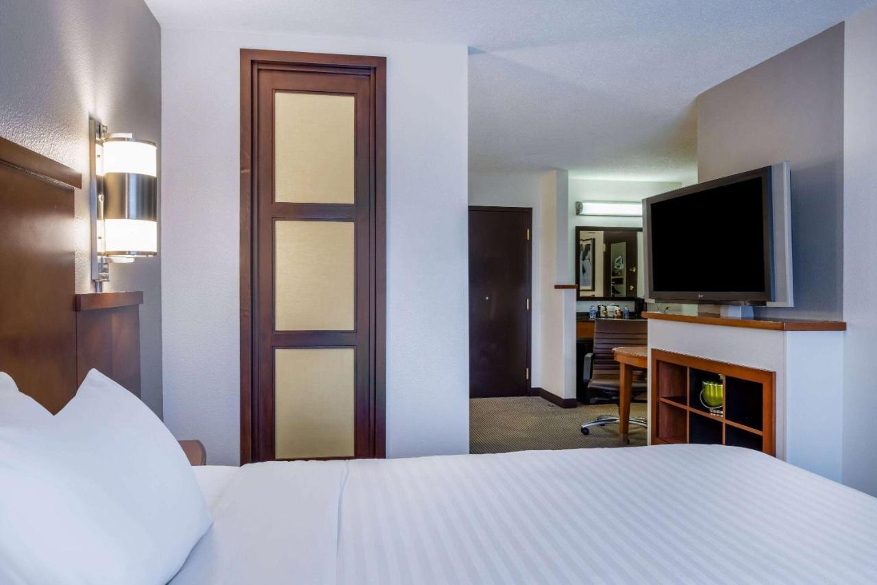 Wyndham Garden Kansas City Airport Bagian luar foto