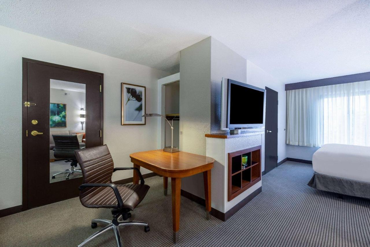 Wyndham Garden Kansas City Airport Bagian luar foto