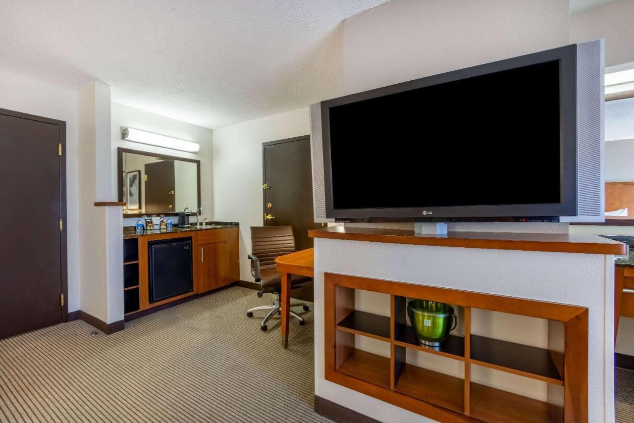Wyndham Garden Kansas City Airport Bagian luar foto