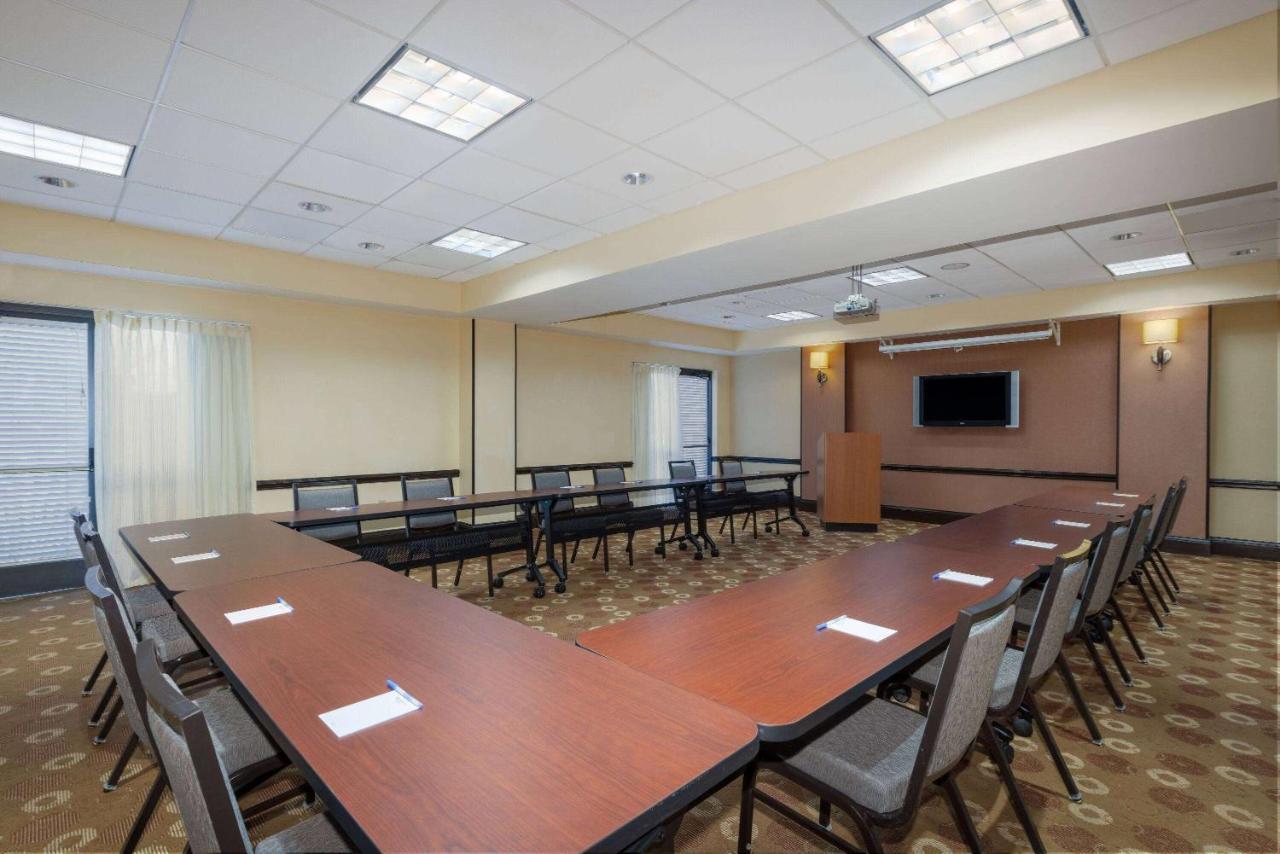 Wyndham Garden Kansas City Airport Bagian luar foto