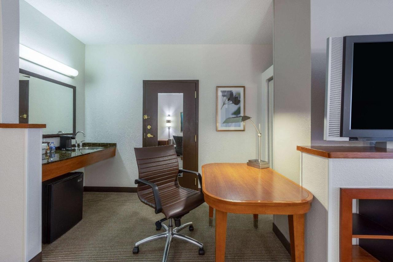 Wyndham Garden Kansas City Airport Bagian luar foto