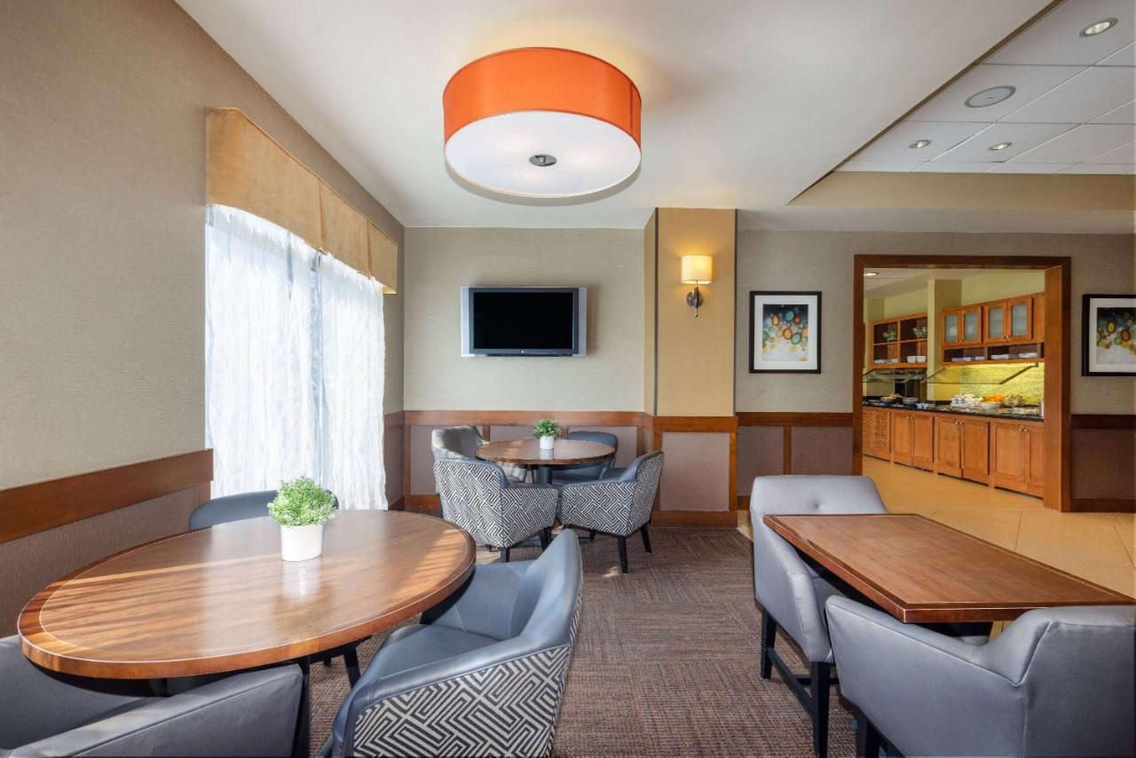 Wyndham Garden Kansas City Airport Bagian luar foto